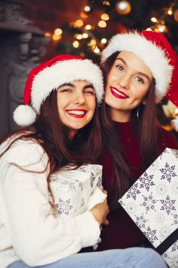 Güzel kızlar stüdyoda eğlenir.