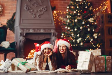 Güzel kızlar stüdyoda eğlenir.