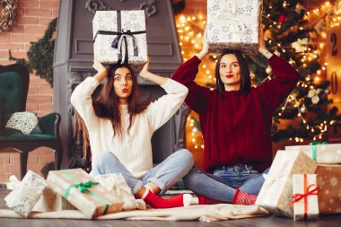 Güzel kızlar stüdyoda eğlenir.