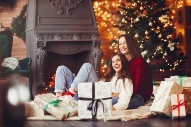 Güzel kızlar stüdyoda eğlenir.