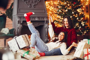 Güzel kızlar stüdyoda eğlenir.