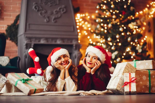 Güzel kızlar stüdyoda eğlenir.