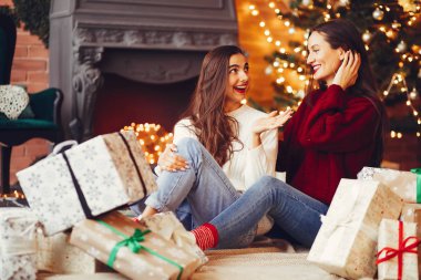 Güzel kızlar stüdyoda eğlenir.