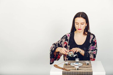 Güzel kız bir stüdyoda bir çay içme