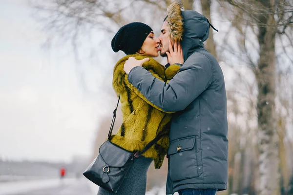 Casal feliz andando pelo parque em um dia ensolarado de inverno — Fotografia de Stock