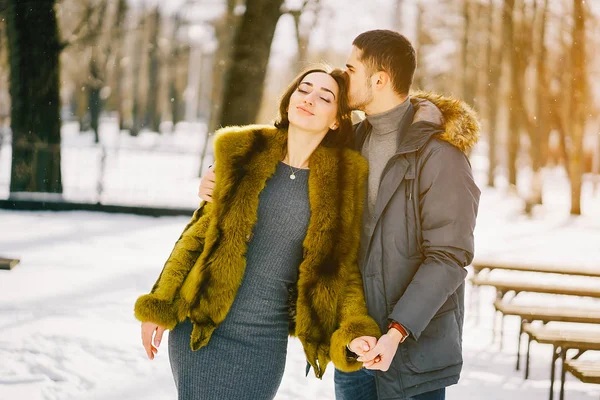 Couple heureux marchant dans le parc par une journée ensoleillée d'hiver — Photo