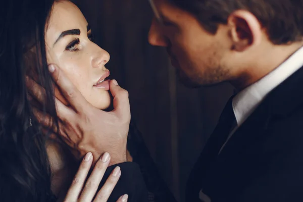 Evde seksi bir çift var.