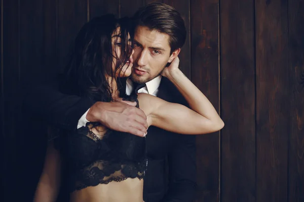 Evde seksi bir çift var.