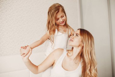 Sevimli sarışın kızı annesiyle