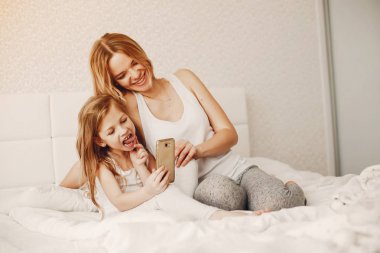 Sevimli sarışın kızı annesiyle