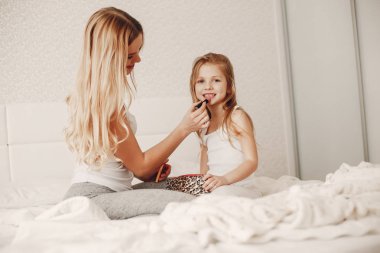 Sevimli sarışın kızı annesiyle