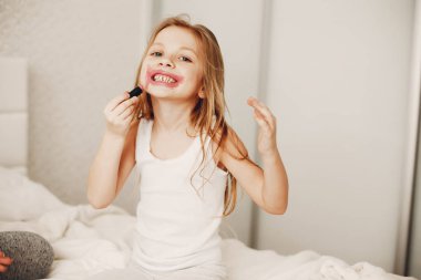 Sevimli sarışın kızı annesiyle