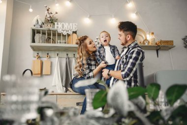 Sevimli aile mutfakta iyi eğlenceler.