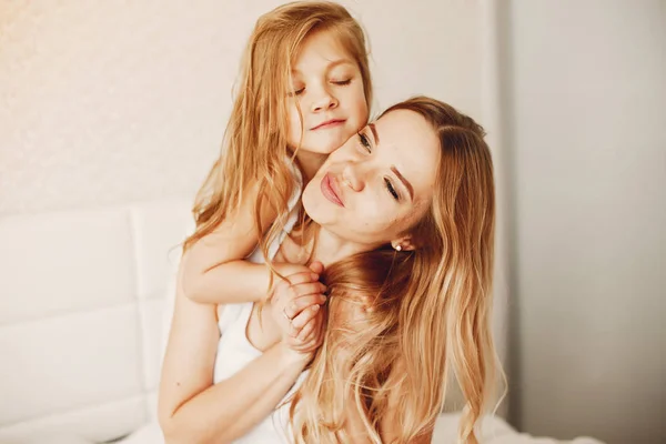 Sevimli sarışın kızı annesiyle — Stok fotoğraf