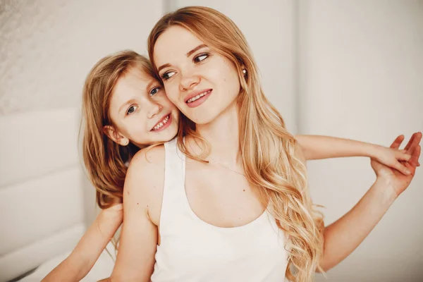 Madre con linda hija rubia —  Fotos de Stock