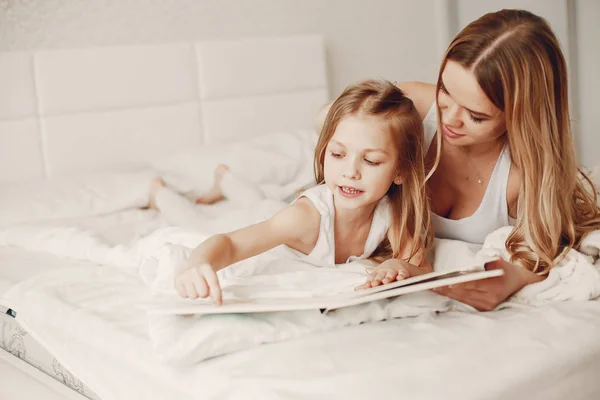 Mutter mit süßer blonder Tochter — Stockfoto