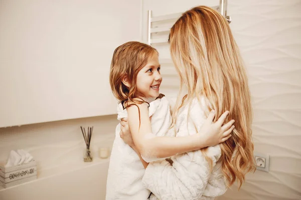 Matka s dcerou roztomilé blond — Stock fotografie