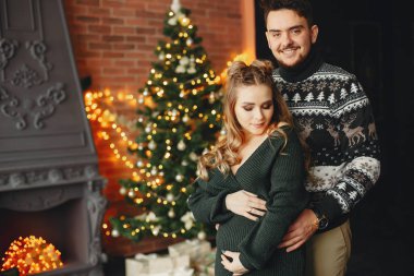 Noel ağacının yanında duran sevimli bir aile.