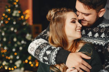 Noel ağacının yanında duran sevimli bir aile.