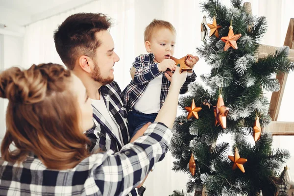 Linda familia de pie cerca del árbol de Navidad — Foto de Stock