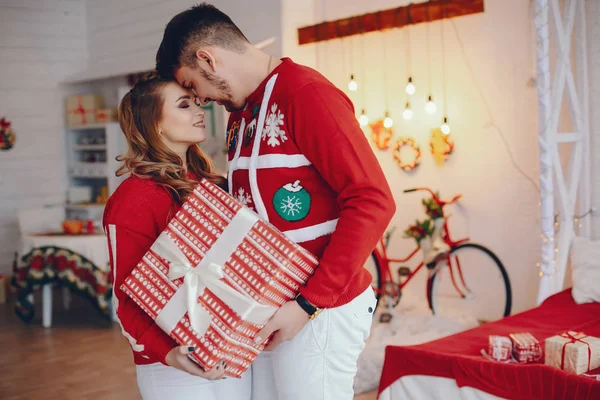 Famille Debout Dans Studio Blonde Près Sapin Noël Femme Enceinte — Photo