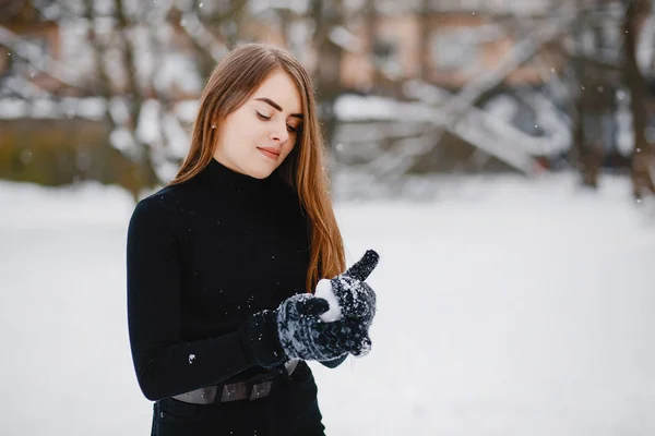 Menina em um parque de inverno — Fotografia de Stock