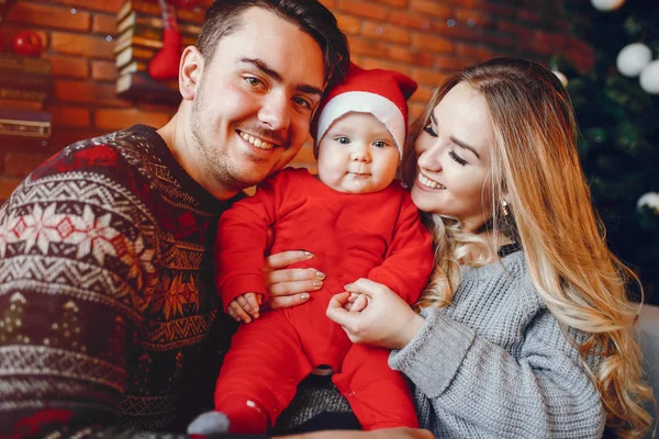 Familia cerca de Árbol de Navidad — Foto de Stock