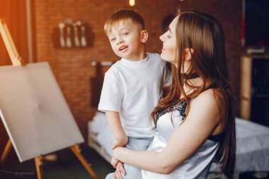 Anne ve küçük oğlu.