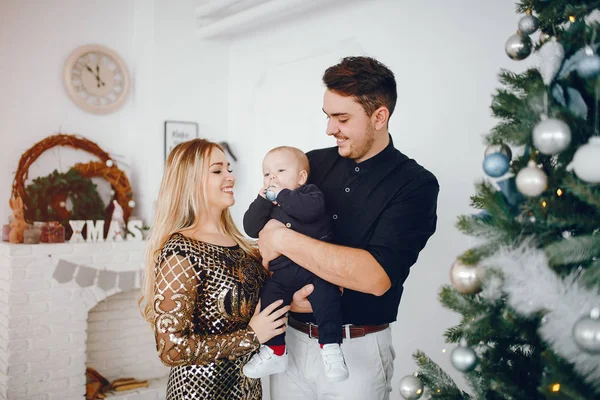 Familia cerca de Árbol de Navidad — Foto de Stock