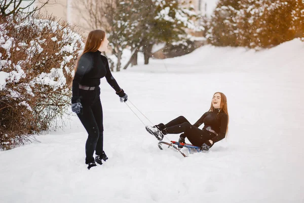 Filles dans un parc d'hiver — Photo