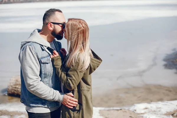 Casal elegante em um parque de inverno — Fotografia de Stock