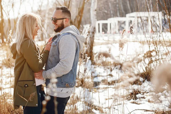 Casal elegante em um parque de inverno — Fotografia de Stock