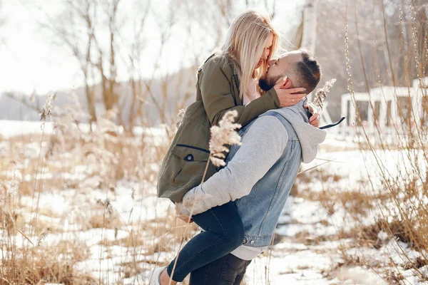 Casal elegante em um parque de inverno — Fotografia de Stock