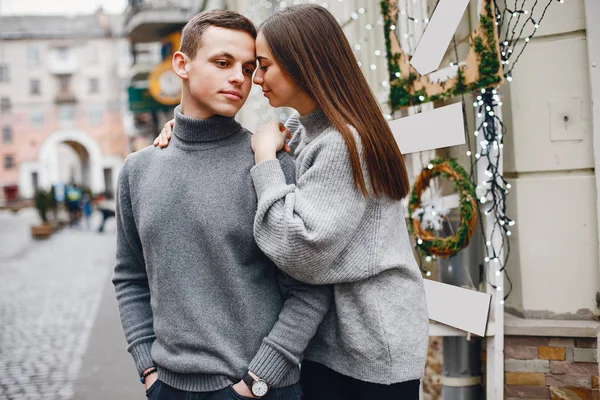 Couple dans une ville — Photo