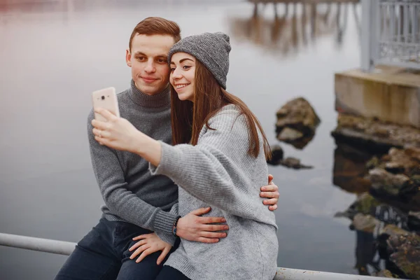 Pareja cerca del agua — Foto de Stock