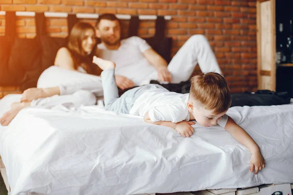 Nette Familie Hause Mutter Und Vater Haben Spaß Mit Ihrem — Stockfoto