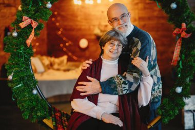 Zarif yaşlı bir çift Noel 'i kutluyor.