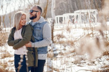 Bir kış parkta zarif çift