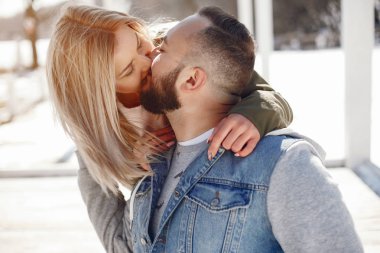 Bir kış parkta zarif çift