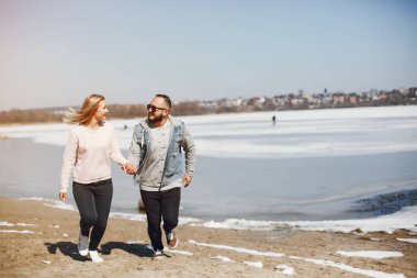 Bir kış parkta zarif çift