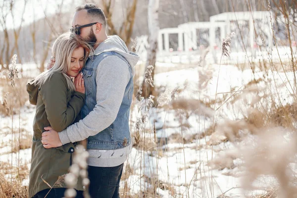 Couple élégant dans un parc d'hiver — Photo