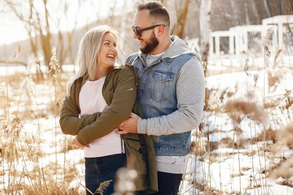 Elegante pareja en un parque de invierno — Foto de Stock