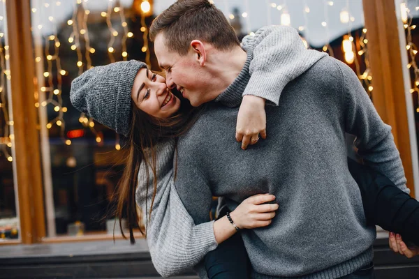 Pareja cerca de ventanas —  Fotos de Stock