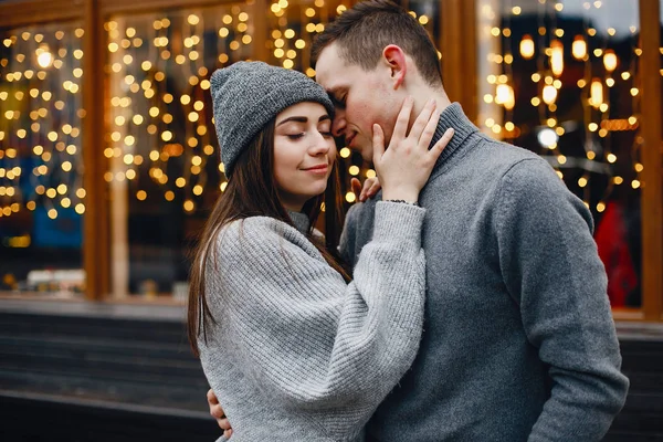 Pareja cerca de ventanas —  Fotos de Stock