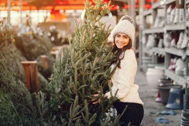 Beyaz süveter ve Noel ağacı içinde tatlı bir esmer.