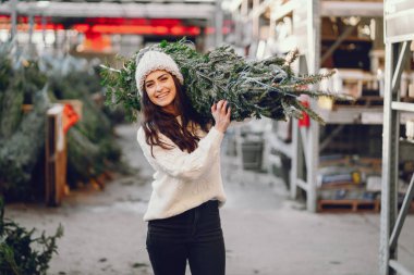 Beyaz süveter ve Noel ağacı içinde tatlı bir esmer.