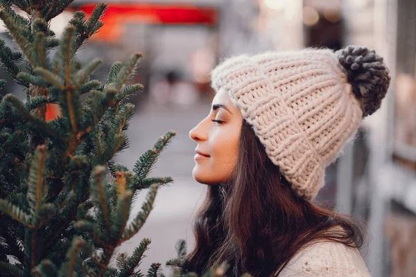 Aranyos barna egy fehér pulóver karácsonyfa — Stock Fotó