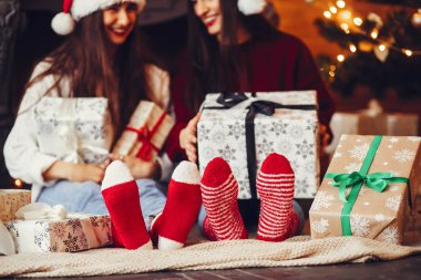 Güzel kızlar stüdyoda eğlenir.