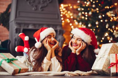 Güzel kızlar stüdyoda eğlenir.