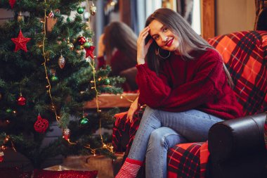 Güzel kız stüdyoda iyi eğlenceler.